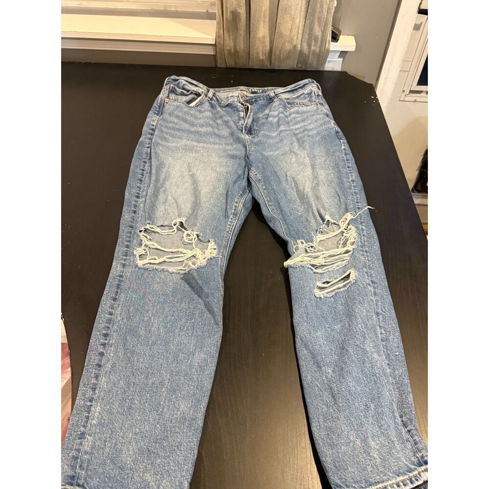 16 American Eagle strigid Mom jean distressed light wash